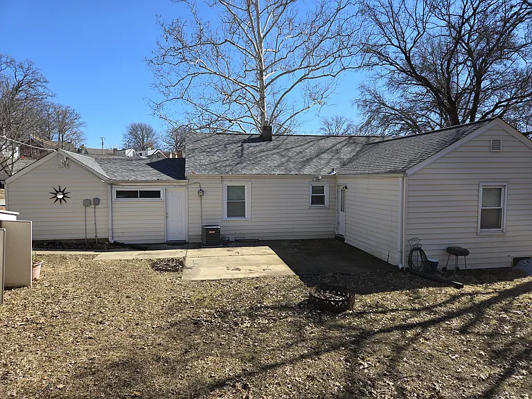 915 Westglen Dr — Photo 3