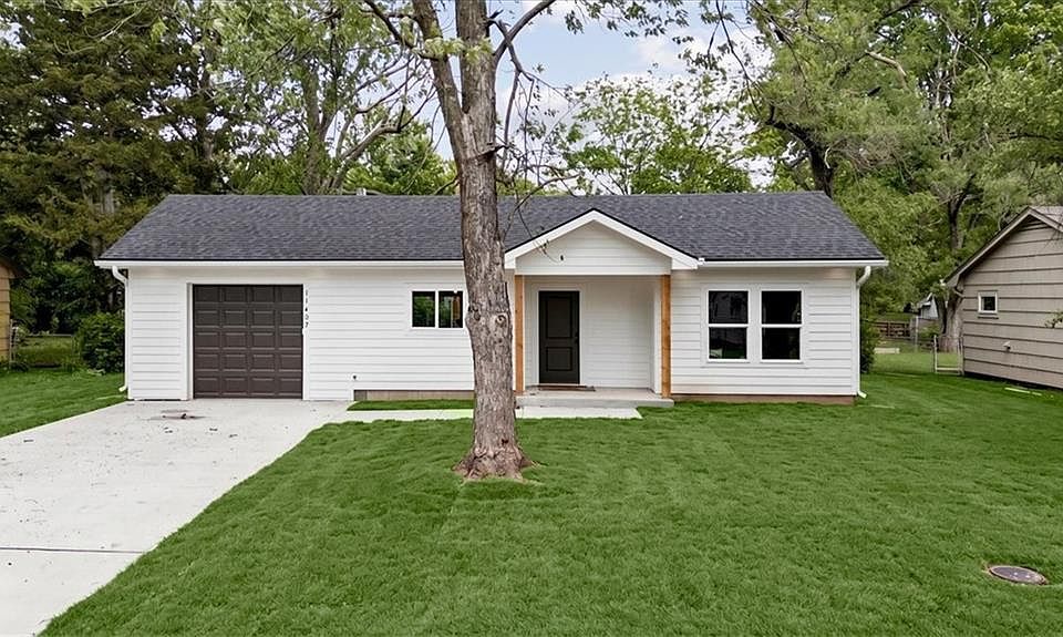 11407 Spruce Ave, Kansas City, MO 64137 | Zillow