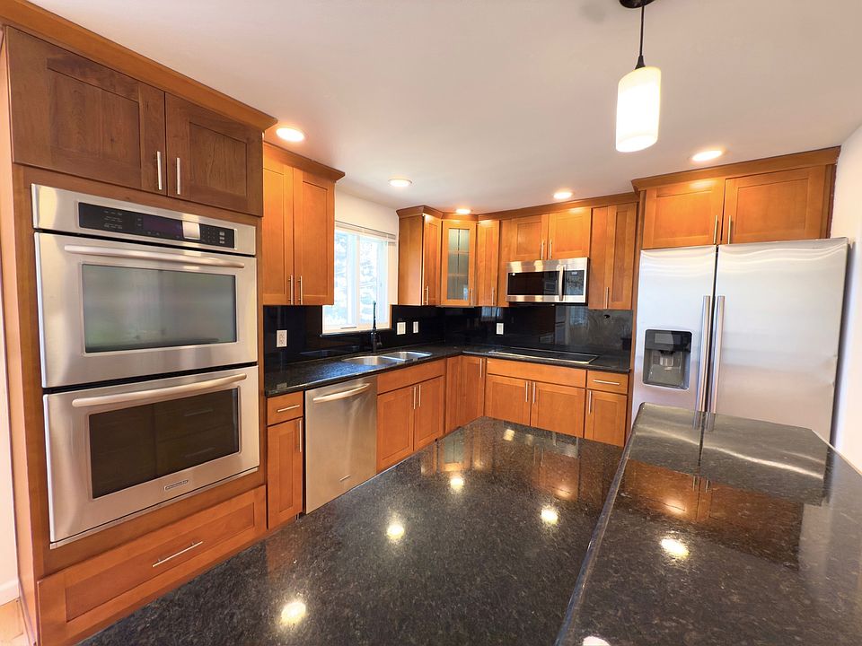 Large Kitchen, Granite Counters. S/S Appliances