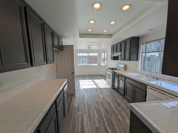 583 Hildale Cir, Vista, CA 92083