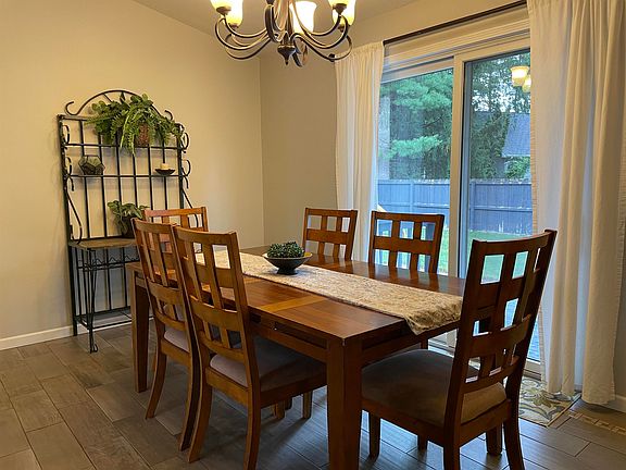 3rd image of 823 E Woodland Trl