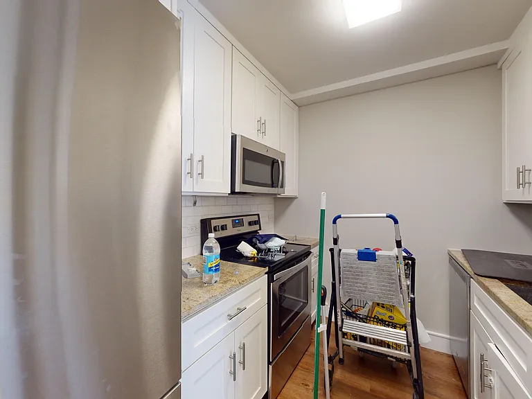 237 E 34th St #1004 — Photo 18