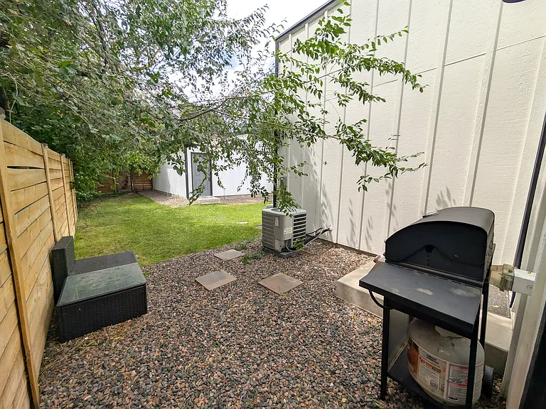 1039 Stuart St — Photo 15