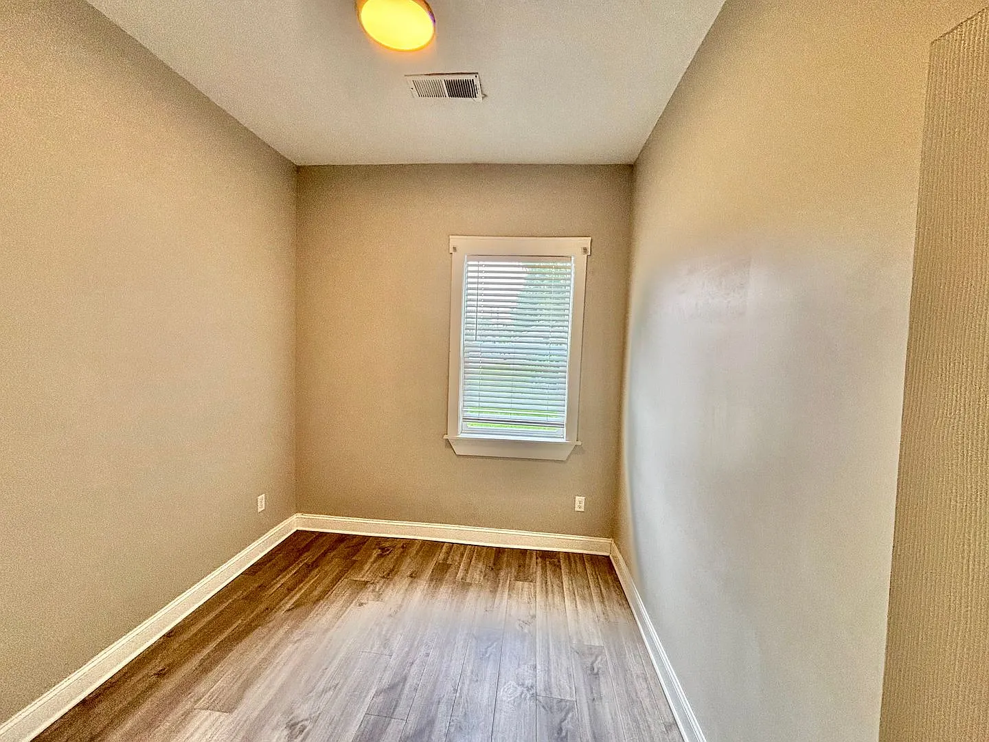 513 S 24th Street - 2 Bedroom House, Fenced Yard, Off-Street Parking, Pets OKAY! — Photo 3