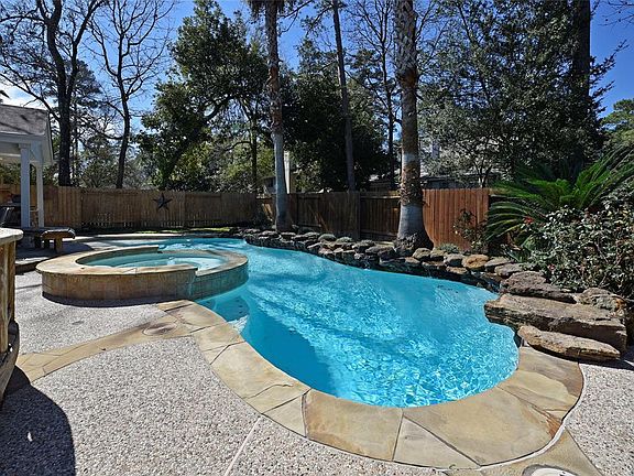 Large diving rock into the deep side of the pool!