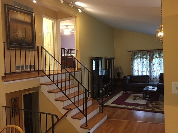 4th image of 828 E Marshall Ct