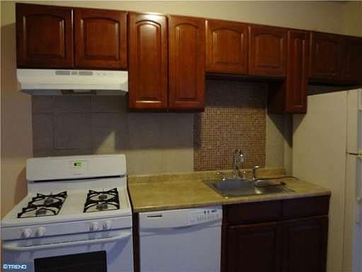 3rd image of 4625 Oakland St