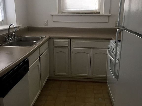 3rd image of 501 Hampton Pl APT 4
