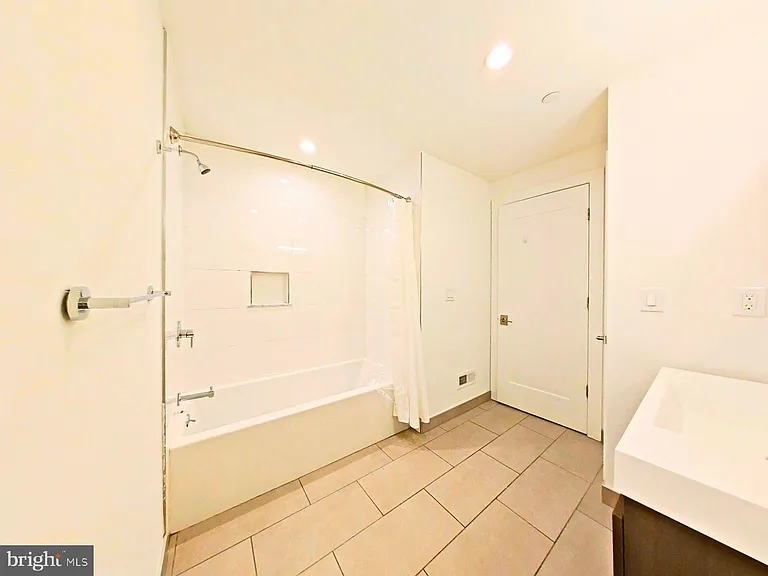 421 Wallace St — Photo 23