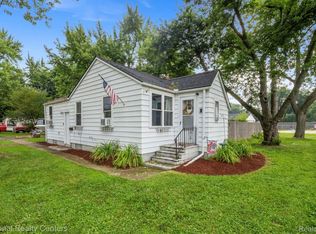 3390 Watkins Lake Rd, Waterford, MI 48328