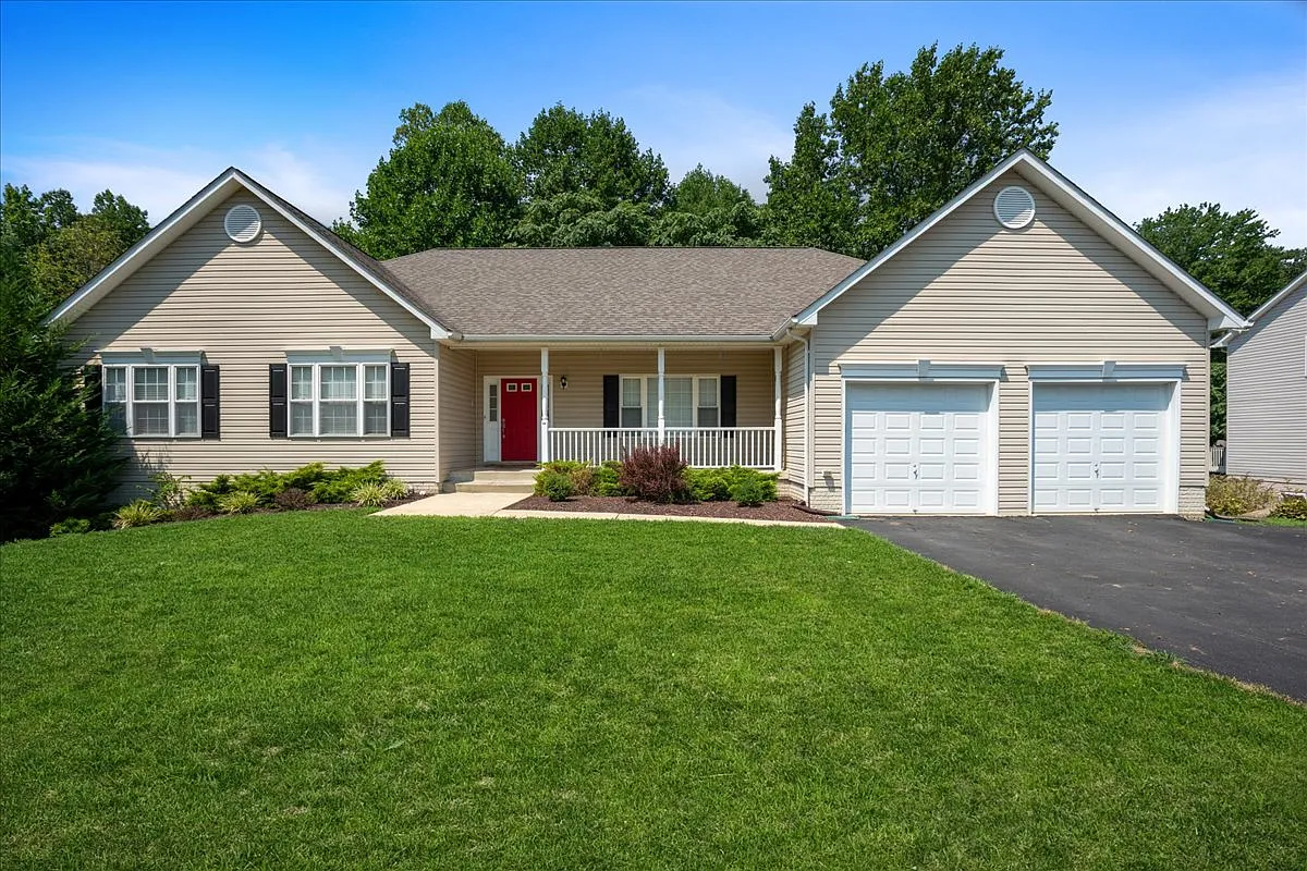 6 bed, 5180 sqft, $4,200 — Photo 1