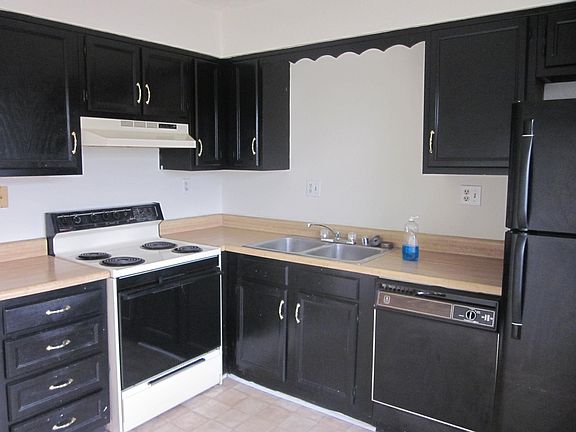 4th image of 3740 Camelot Dr #D