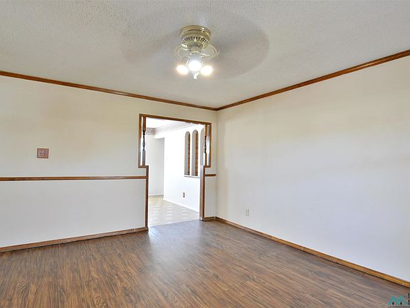 3rd image of 121 Tucker Cir