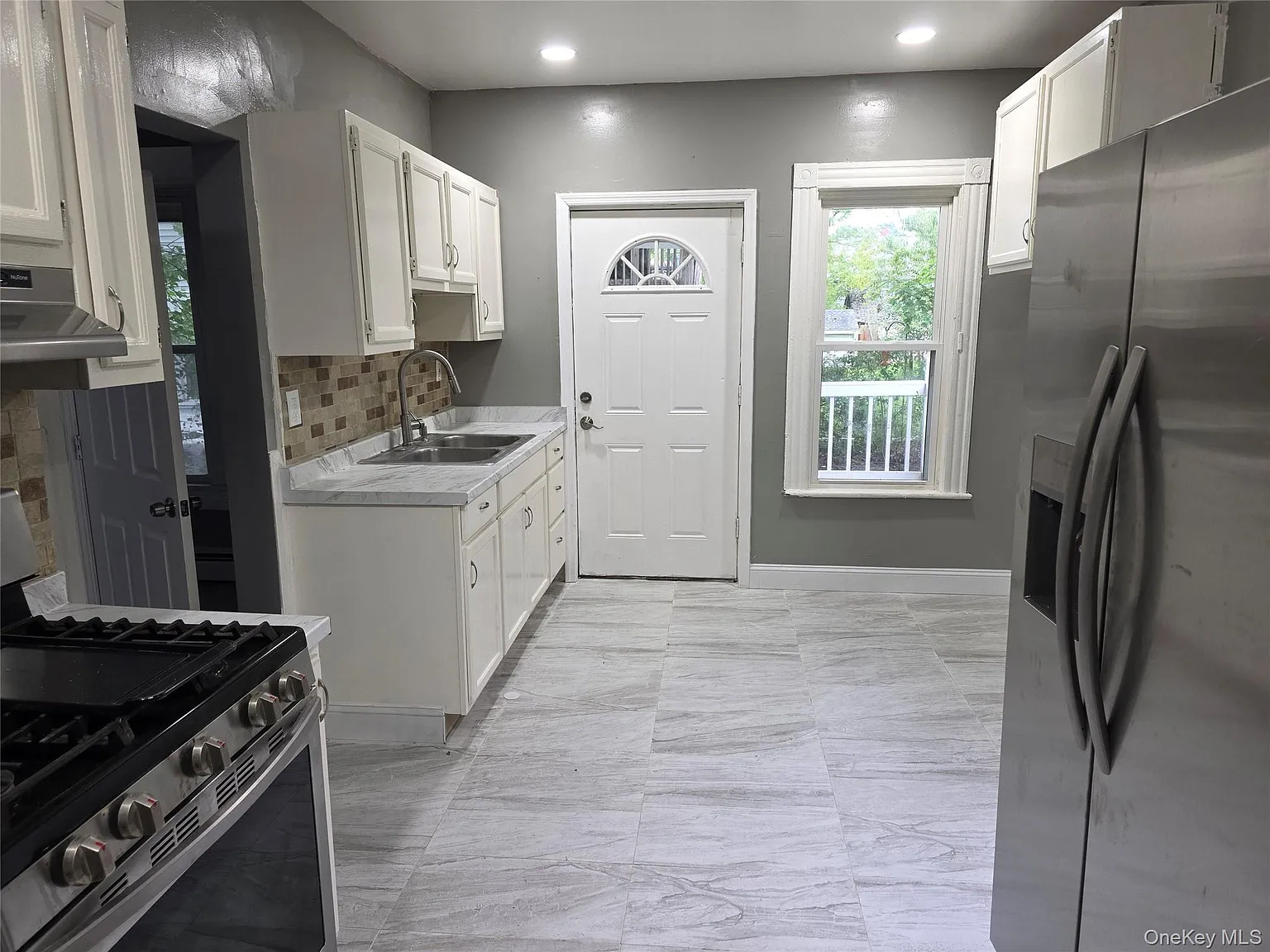 3 bed, 2.0 bath, 1338 sqft, $2,600 — Photo 2