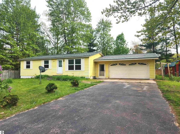 9691 Toni Trl, Interlochen, MI 49643