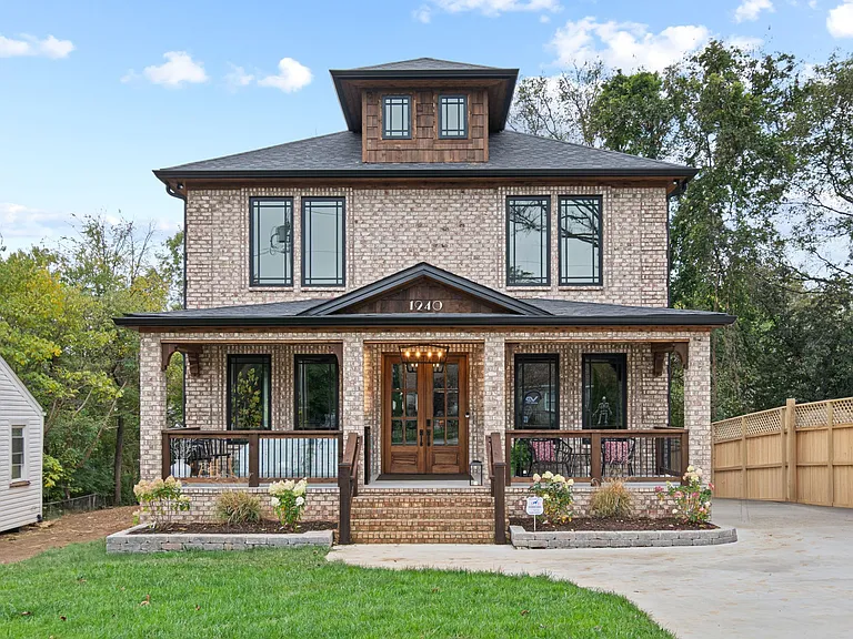 1240 Kenmore Pl — Photo 2