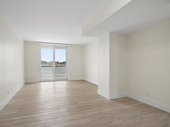 5th image of 511 Bayshore Dr APT 206