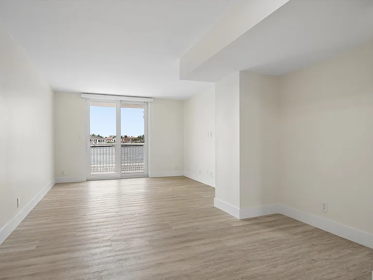 511 Bayshore Dr #206 — Photo 2