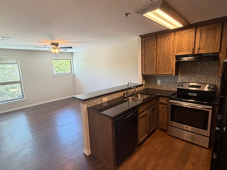 305 W Willis St #202 — Photo 8