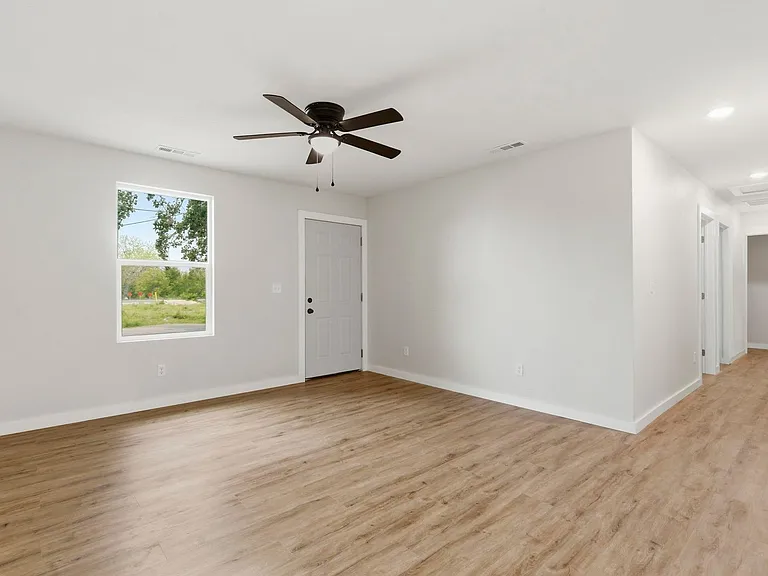 402 S Frisco #B — Photo 4