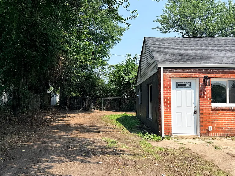 106 Lambson Ln — Photo 2
