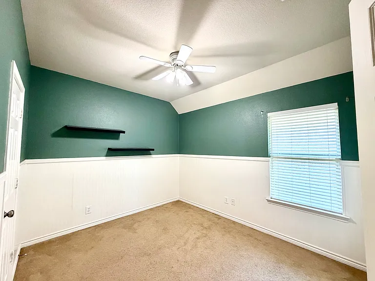 902 Rockton Dr — Photo 17