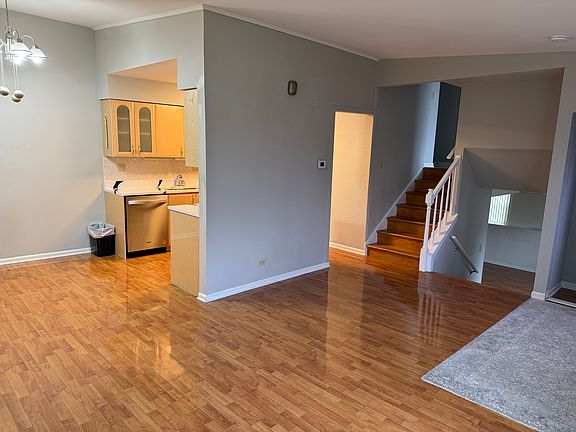 2nd image of 410 Ashwood Ct #410