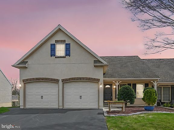 2nd image of 902 Cambridge Dr