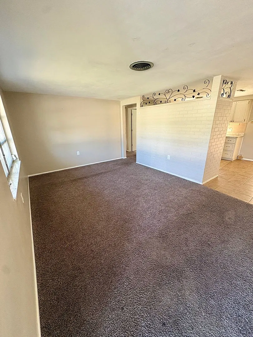 Charming 2-Bedroom Home with Spacious Yard & Private Garage in Holiday, FL! — Photo 4