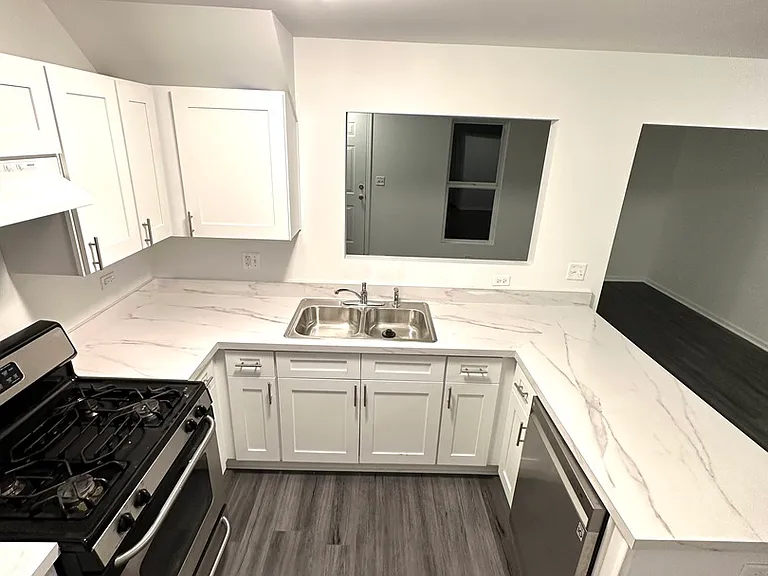 923 Four Seasons Blvd — Photo 8