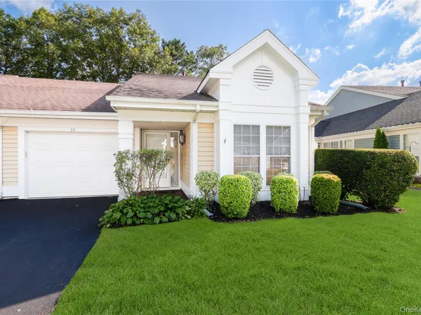 20 Amagansett Court, Ridge, NY 11961