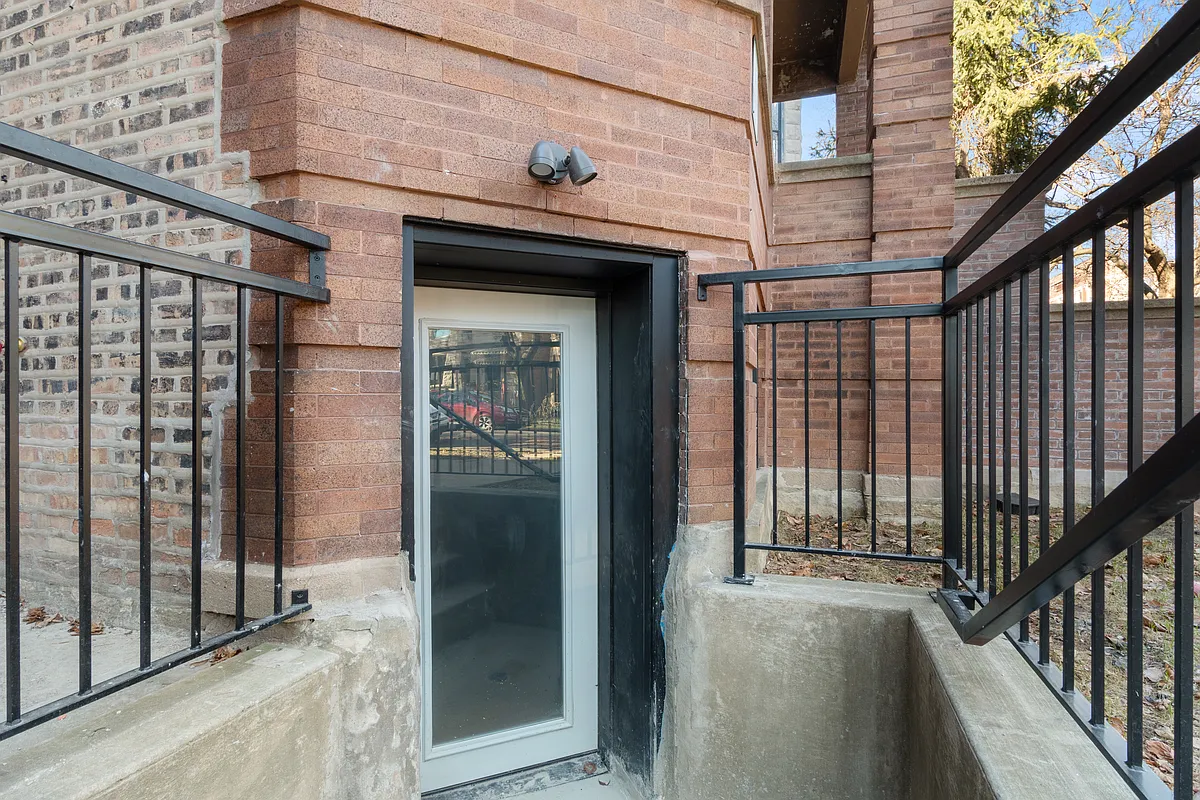 Building Photo - 2520 N Mozart St #GF
