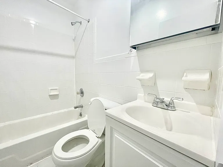 640 E 14th St #19 — Photo 3