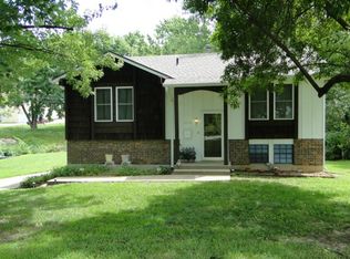 10725 Hillcrest Rd, Kansas City, MO 64134