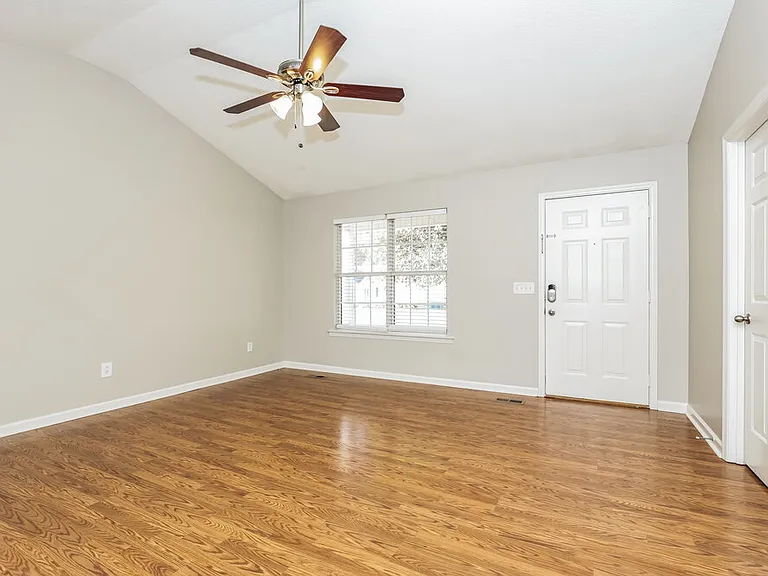 2826 Henderson Ln — Photo 3