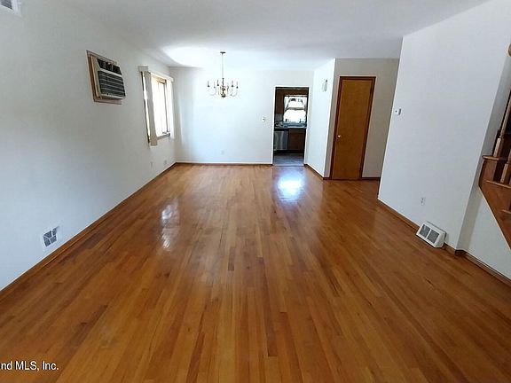 4th image of 19 Fieldway Ave