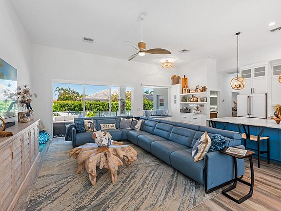 5th image of 679 Seagrape Dr