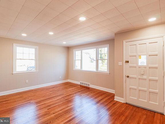 4th image of 35 Farnsworth Ave