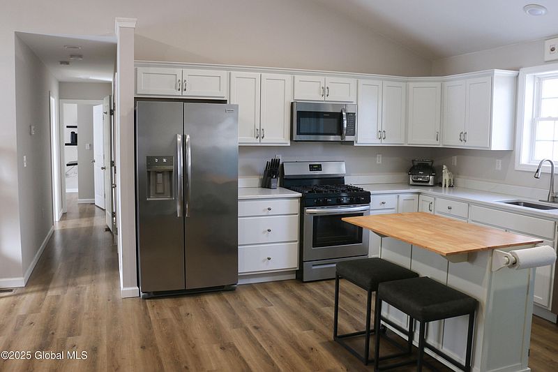 5th image of 8-10 E Boylston Street