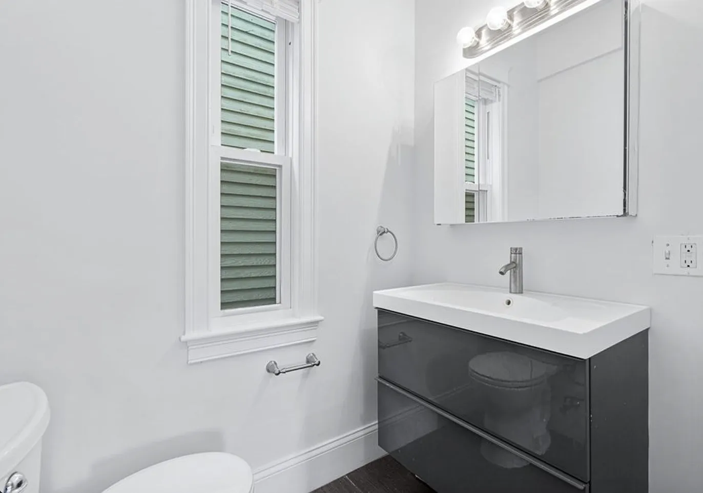 3 bed, 1100 sqft, $3,300 — Photo 4