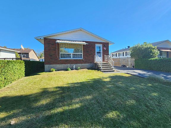 3rd image of 944 Mackenzie Rd