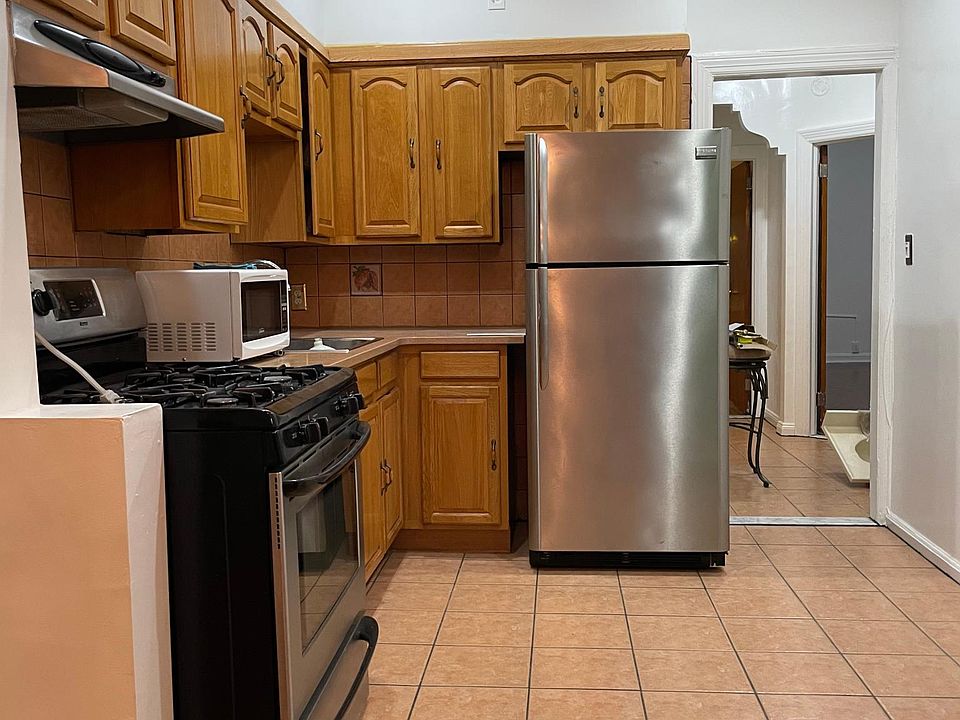 1st image of 657 E 93rd St