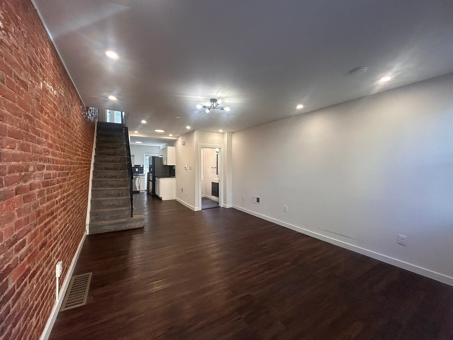 3 bed, 1.5 bath, 1000 sqft, $1,875 — Photo 3