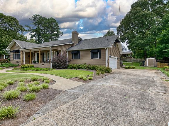 3rd image of 806 Roy Ct