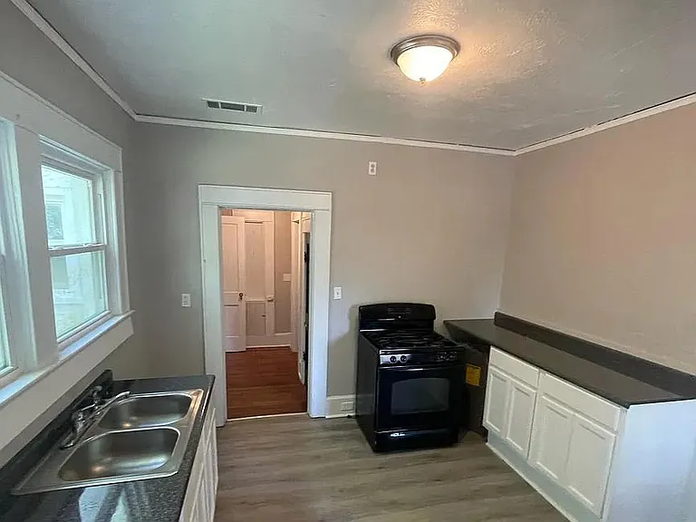 501 NW Main St — Photo 3