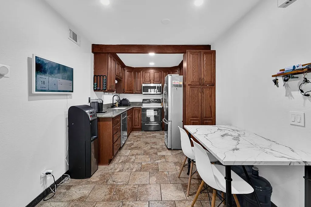 2 bed, 1084 sqft, $2,750 — Photo 1