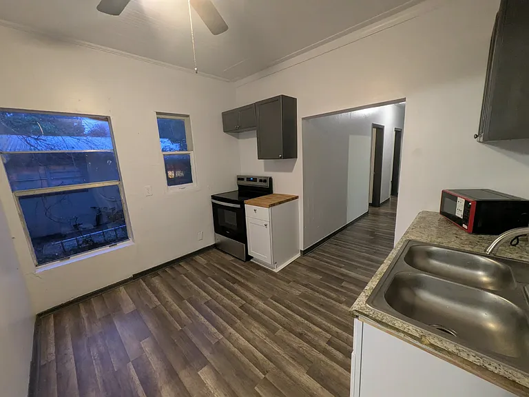 1507 Avenue I #B — Photo 3