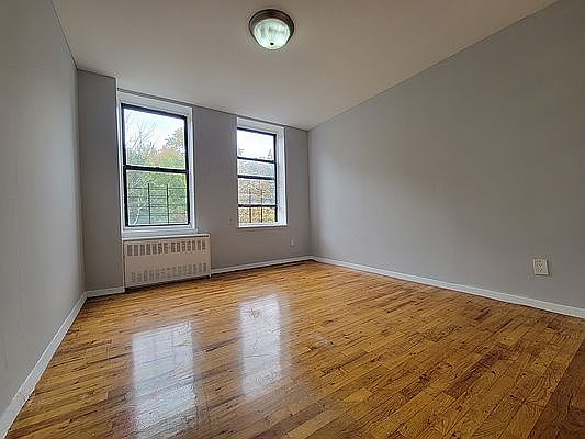 4th image of 932 Bronx Park S APT 2E