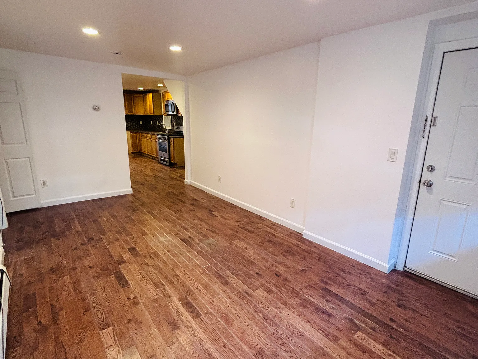 3 bed, 1000 sqft, $2,150 — Photo 4