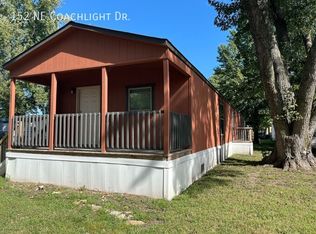 152 NE Coachlight Dr, Topeka, KS 66617